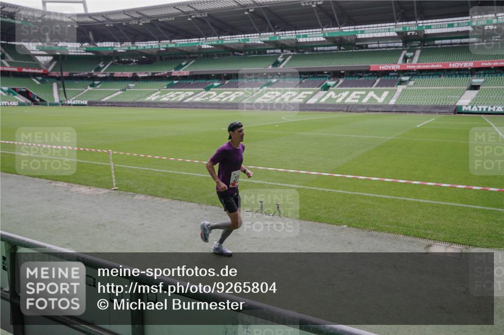 05.10.2025 - 20. swb-Marathon Bremen Michael Burmester http://msf.ph/oto/9265804 05.10.2025 12:23:22 Laufen im Stadion 4, 16, 44, 291, 351, 456, 681, 1117, 1143, 1351, 1363, 2138 meine-sportfotos.de