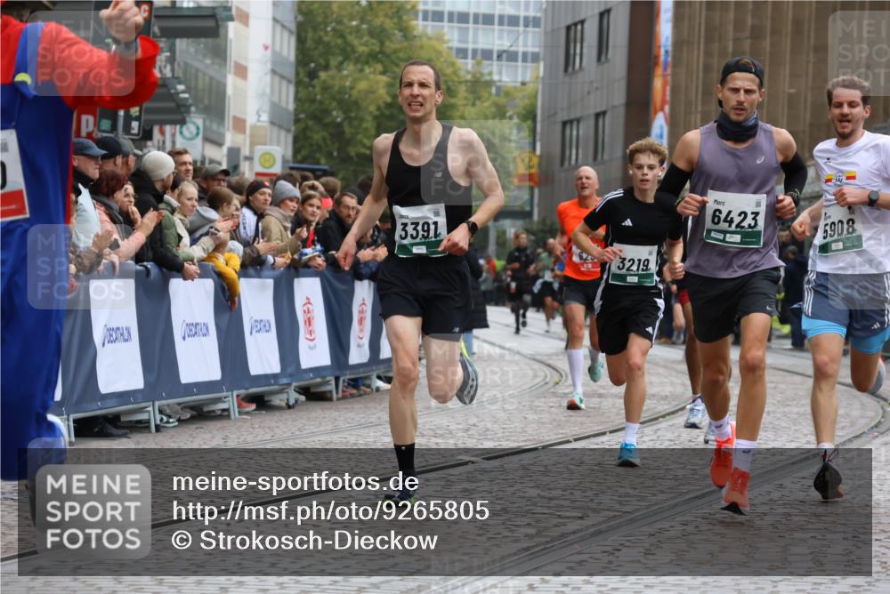 05.10.2025 - 20. swb-Marathon Bremen Strokosch-Dieckow http://msf.ph/oto/9265805 05.10.2025 12:59:16 Ziel 623, 2130, 3219, 3391, 4158, 5908, 6224, 6423 meine-sportfotos.de