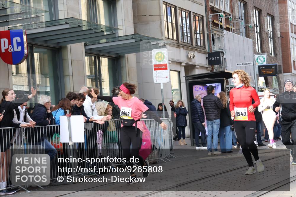 05.10.2025 - 20. swb-Marathon Bremen Strokosch-Dieckow http://msf.ph/oto/9265808 05.10.2025 11:04:54 Ziel 9440, 9515, 9642, 9660, 9668, 9690, 9713, 9908, 9944, 9978, 10018, 10021, 10255, 10343, 10828, 10965, 10990, 11016, 11064, 11106, 11121, 11171, 11323, 11412, 11501, 11540, 11650, 11707, 9440, 9515, 9642, 9660, 9668, 9690, 9713, 9908, 9944, 9978, 10018, 10021, 10255, 10343, 10828, 10965, 10990, 11016, 11064, 11106, 11121, 11171, 11323, 11412, 11501, 11540, 11650, 11707 meine-sportfotos.de