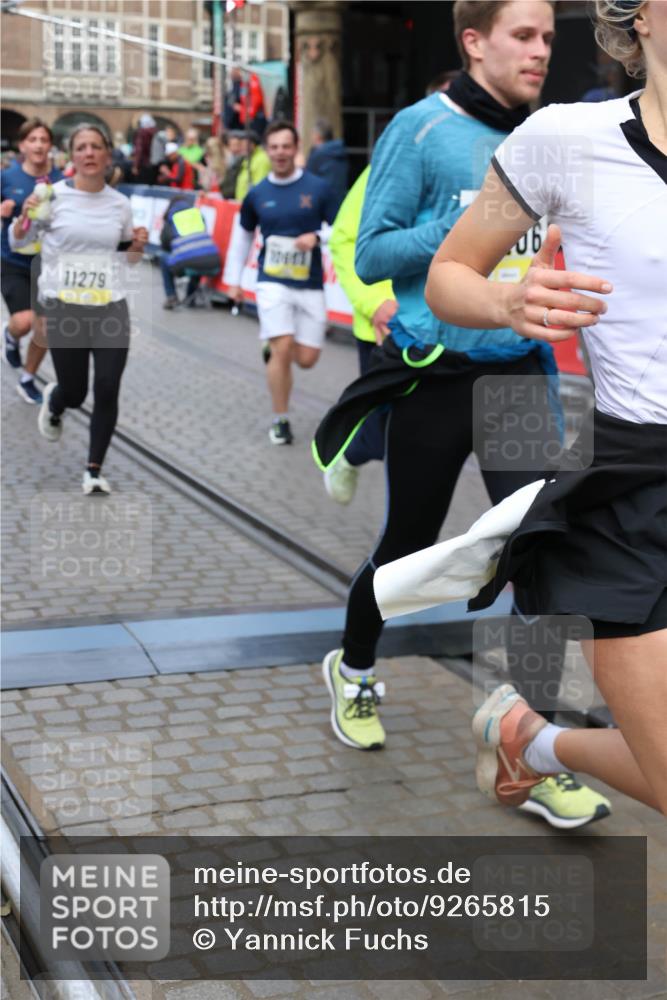 05.10.2025 - 20. swb-Marathon Bremen Yannick Fuchs http://msf.ph/oto/9265815 05.10.2025 10:51:11 Ziel 9199, 9256, 9287, 9416, 9425, 9630, 9663, 9894, 10206, 10226, 10254, 10378, 10669, 10743, 10932, 11061, 11279, 11391, 11573 meine-sportfotos.de