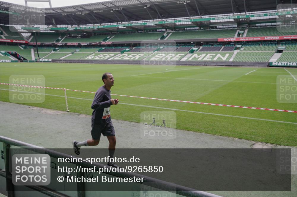 05.10.2025 - 20. swb-Marathon Bremen Michael Burmester http://msf.ph/oto/9265850 05.10.2025 12:23:33 Laufen im Stadion 44, 291, 351, 681, 691, 1117, 1143, 1363, 1587, 1714, 4, 16, 456, 1351, 2138 meine-sportfotos.de