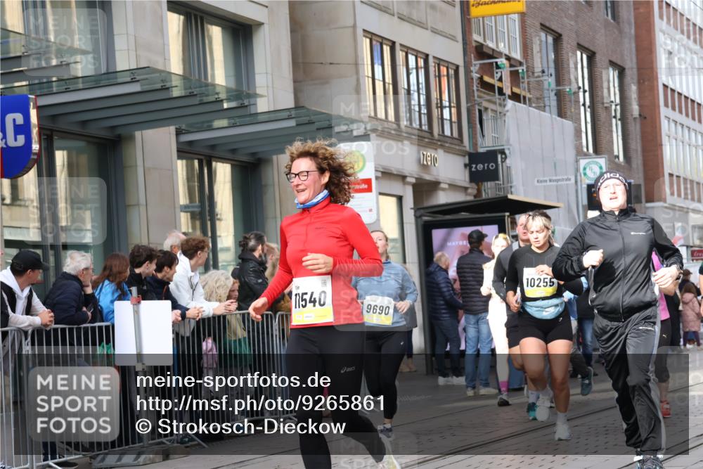 05.10.2025 - 20. swb-Marathon Bremen Strokosch-Dieckow http://msf.ph/oto/9265861 05.10.2025 11:04:56 Ziel 9440, 9515, 9642, 9668, 9690, 9713, 9908, 9944, 9978, 10018, 10021, 10158, 10255, 10289, 10343, 10828, 10965, 10990, 11016, 11064, 11106, 11121, 11171, 11323, 11412, 11501, 11540, 11650, 11707, 9440, 9515, 9642, 9668, 9690, 9713, 9908, 9944, 9978, 10018, 10021, 10158, 10255, 10289, 10343, 10828, 10965, 10990, 11016, 11064, 11106, 11121, 11171, 11323, 11412, 11501, 11540, 11650, 11707 meine-sportfotos.de