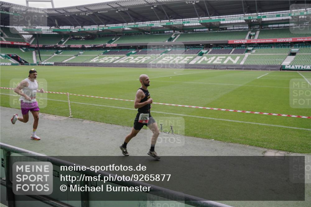 05.10.2025 - 20. swb-Marathon Bremen Michael Burmester http://msf.ph/oto/9265877 05.10.2025 12:23:35 Laufen im Stadion 44, 291, 351, 681, 691, 1117, 1143, 1363, 1587, 1714, 4, 16, 456, 1351, 2138 meine-sportfotos.de