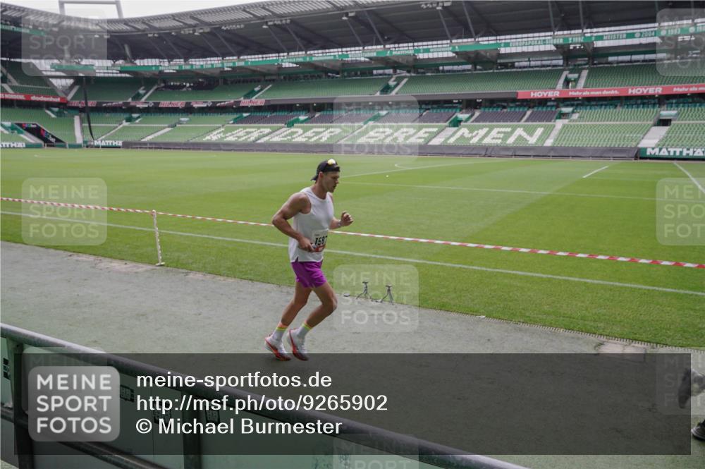 05.10.2025 - 20. swb-Marathon Bremen Michael Burmester http://msf.ph/oto/9265902 05.10.2025 12:23:36 Laufen im Stadion 44, 291, 351, 681, 691, 1117, 1143, 1363, 1587, 1714, 4, 16, 456, 1351, 2138 meine-sportfotos.de