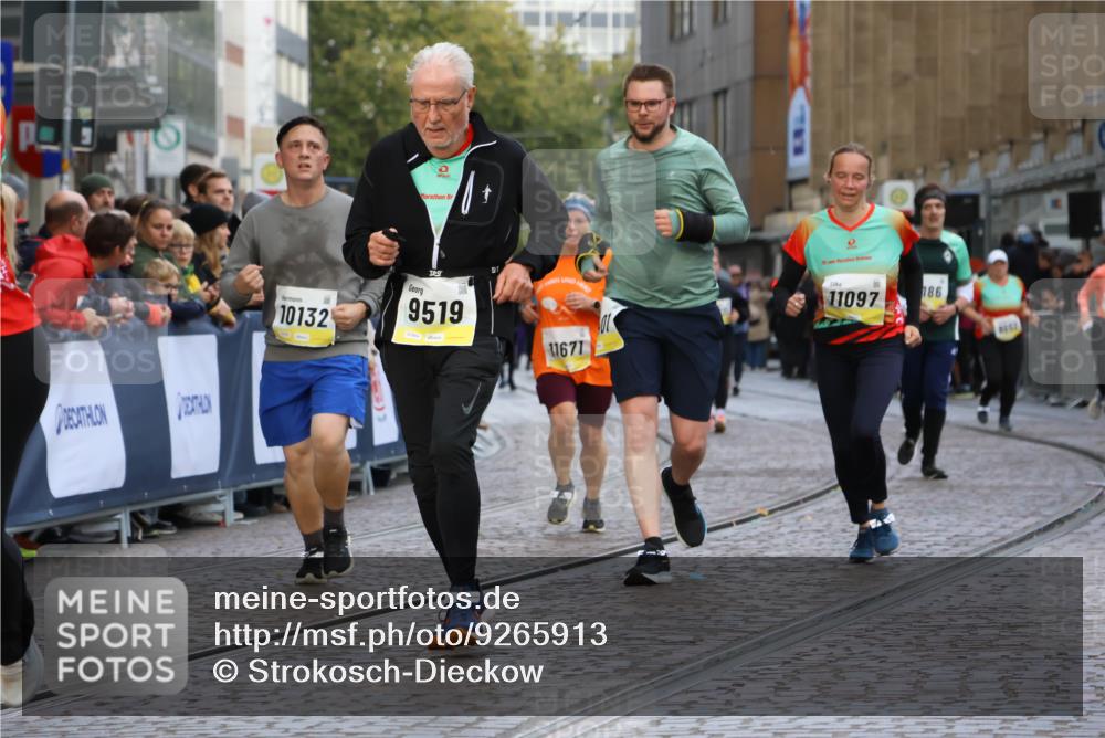 05.10.2025 - 20. swb-Marathon Bremen Strokosch-Dieckow http://msf.ph/oto/9265913 05.10.2025 11:08:13 Ziel 9353, 9401, 9519, 9599, 9874, 10125, 10132, 10866, 11019, 11097, 11232, 11670, 11671 meine-sportfotos.de