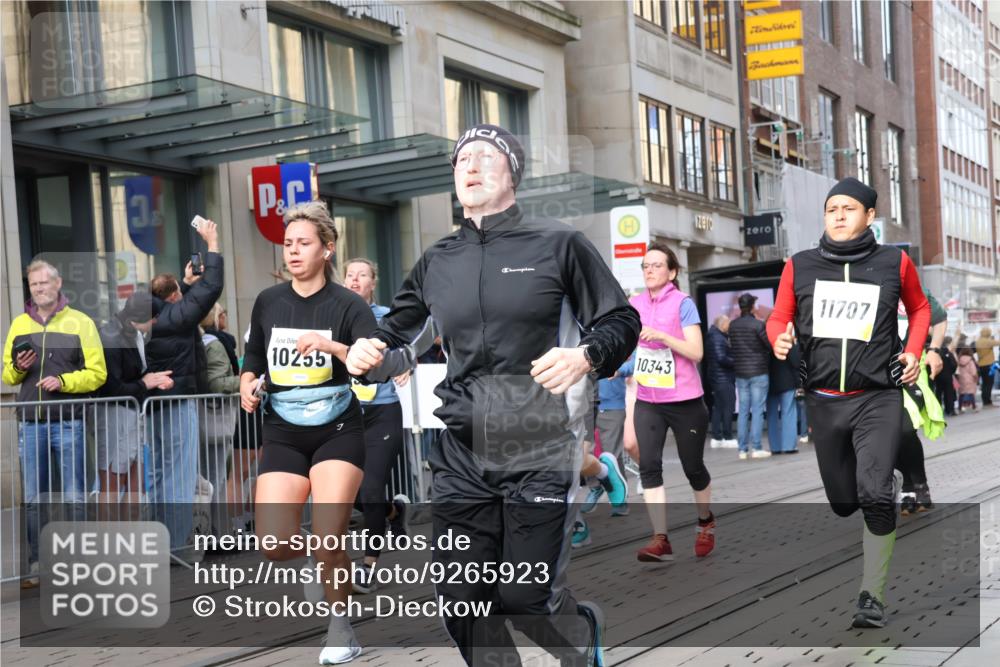 05.10.2025 - 20. swb-Marathon Bremen Strokosch-Dieckow http://msf.ph/oto/9265923 05.10.2025 11:04:58 Ziel 9440, 9515, 9642, 9668, 9690, 9713, 9908, 9944, 9978, 10018, 10021, 10025, 10158, 10255, 10289, 10343, 10511, 10542, 10828, 10990, 11016, 11064, 11106, 11171, 11323, 11412, 11501, 11540, 11650, 11707, 9440, 9515, 9642, 9668, 9690, 9713, 9908, 9944, 9978, 10018, 10021, 10025, 10158, 10255, 10289, 10343, 10511, 10542, 10828, 10990, 11016, 11064, 11106, 11171, 11323, 11412, 11501, 11540, 11650, 11707 meine-sportfotos.de