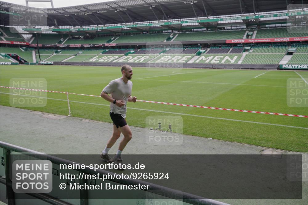 05.10.2025 - 20. swb-Marathon Bremen Michael Burmester http://msf.ph/oto/9265924 05.10.2025 12:23:46 Laufen im Stadion 44, 291, 681, 691, 1117, 1363, 1587, 1714, 4, 351, 1143, 1351 meine-sportfotos.de