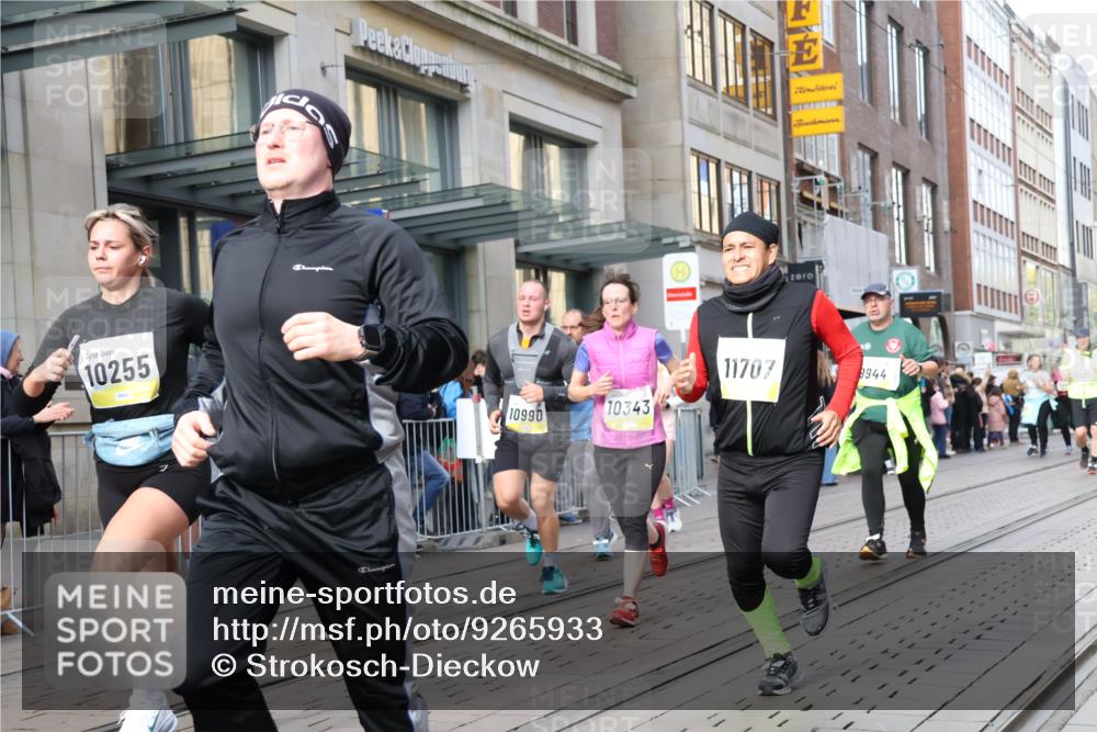 05.10.2025 - 20. swb-Marathon Bremen Strokosch-Dieckow http://msf.ph/oto/9265933 05.10.2025 11:04:59 Ziel 9440, 9515, 9642, 9668, 9690, 9713, 9752, 9908, 9944, 9978, 10018, 10021, 10025, 10158, 10255, 10289, 10343, 10511, 10542, 10828, 10990, 11016, 11064, 11106, 11323, 11501, 11540, 11650, 11676, 11707, 9440, 9515, 9642, 9668, 9690, 9713, 9752, 9908, 9944, 9978, 10018, 10021, 10025, 10158, 10255, 10289, 10343, 10511, 10542, 10828, 10990, 11016, 11064, 11106, 11323, 11501, 11540, 11650, 11676, 11707 meine-sportfotos.de