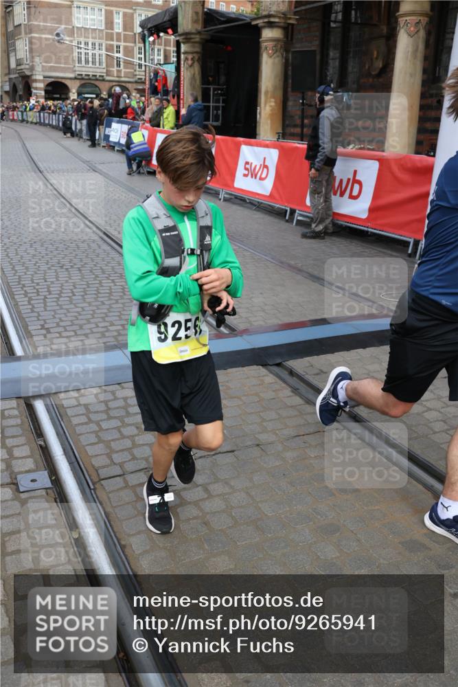05.10.2025 - 20. swb-Marathon Bremen Yannick Fuchs http://msf.ph/oto/9265941 05.10.2025 10:51:14 Ziel 9256, 9287, 9416, 9425, 9663, 9894, 10206, 10226, 10378, 10669, 10743, 10932, 11279, 11391, 11573 meine-sportfotos.de