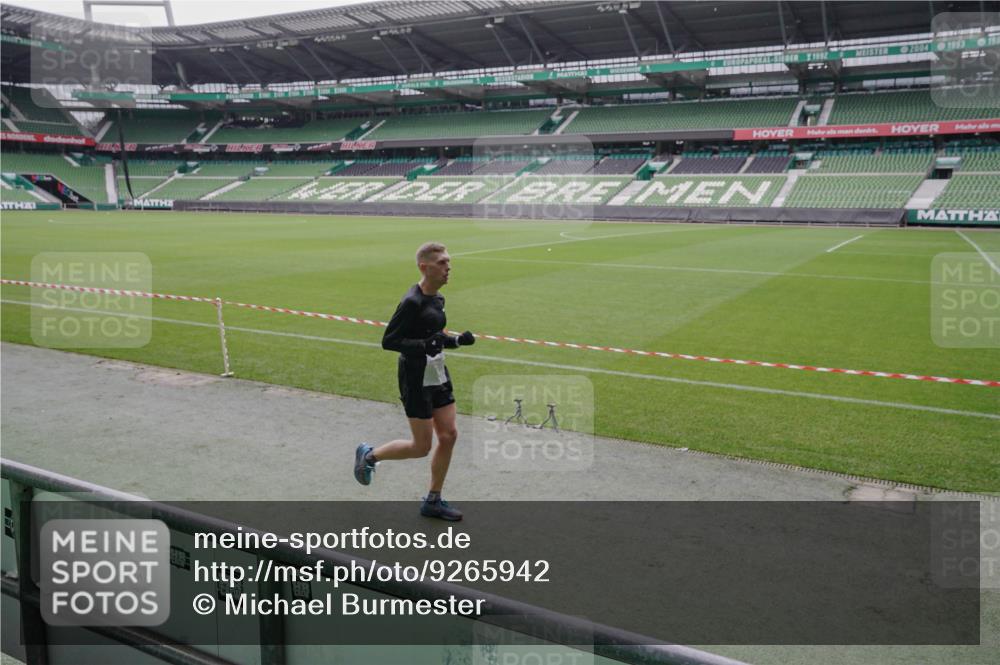 05.10.2025 - 20. swb-Marathon Bremen Michael Burmester http://msf.ph/oto/9265942 05.10.2025 12:24:04 Laufen im Stadion 44, 291, 467, 583, 681, 691, 1117, 1459, 1587, 1714, 351, 1143, 1363 meine-sportfotos.de