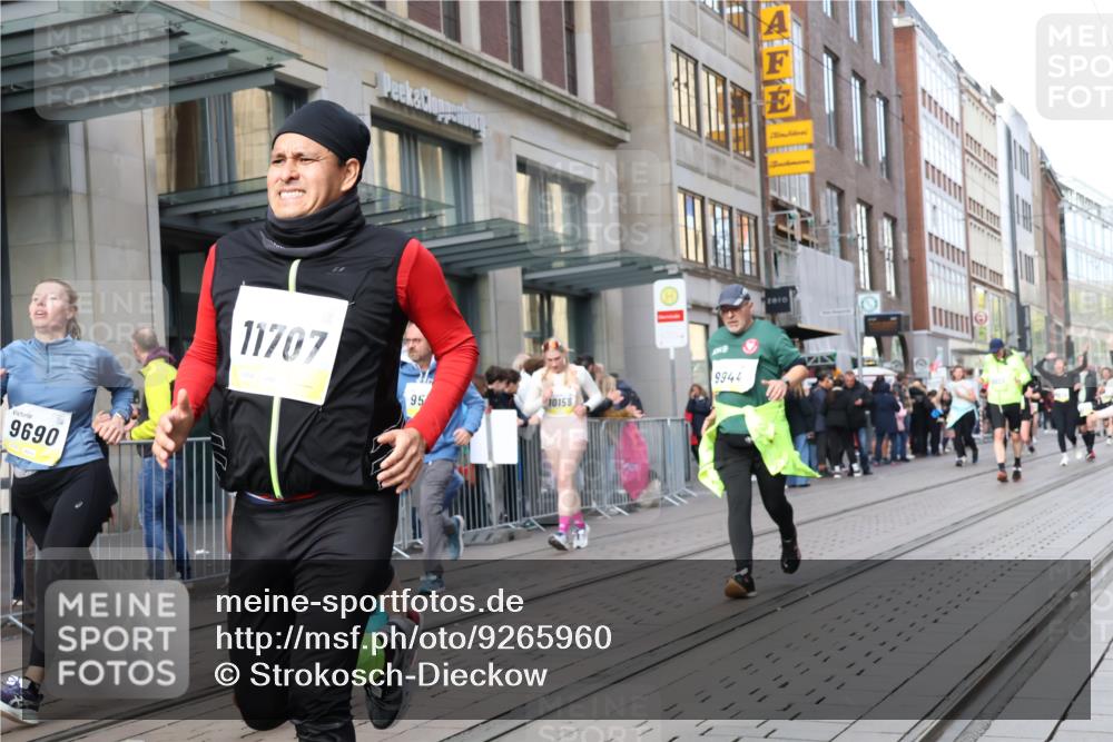 05.10.2025 - 20. swb-Marathon Bremen Strokosch-Dieckow http://msf.ph/oto/9265960 05.10.2025 11:04:59 Ziel 9440, 9515, 9642, 9668, 9690, 9713, 9752, 9908, 9944, 9978, 10018, 10021, 10025, 10158, 10255, 10289, 10343, 10511, 10542, 10828, 10990, 11016, 11064, 11106, 11323, 11501, 11540, 11650, 11676, 11707, 9440, 9515, 9642, 9668, 9690, 9713, 9752, 9908, 9944, 9978, 10018, 10021, 10025, 10158, 10255, 10289, 10343, 10511, 10542, 10828, 10990, 11016, 11064, 11106, 11323, 11501, 11540, 11650, 11676, 11707 meine-sportfotos.de