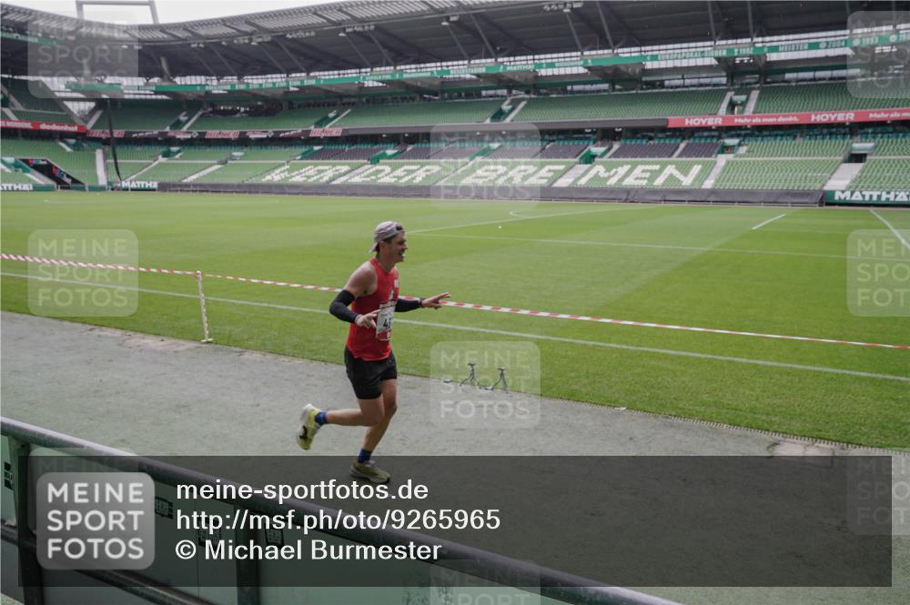 05.10.2025 - 20. swb-Marathon Bremen Michael Burmester http://msf.ph/oto/9265965 05.10.2025 12:24:07 Laufen im Stadion 291, 467, 583, 681, 691, 1117, 1459, 1587, 1714, 44, 1363 meine-sportfotos.de