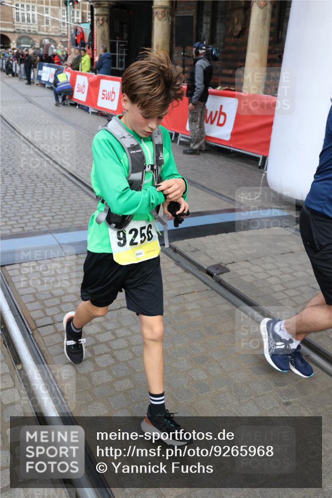 05.10.2025 - 20. swb-Marathon Bremen Yannick Fuchs http://msf.ph/oto/9265968 05.10.2025 10:51:14 Ziel 9256, 9287, 9416, 9425, 9663, 9894, 10206, 10226, 10378, 10669, 10743, 10932, 11279, 11391, 11573 meine-sportfotos.de
