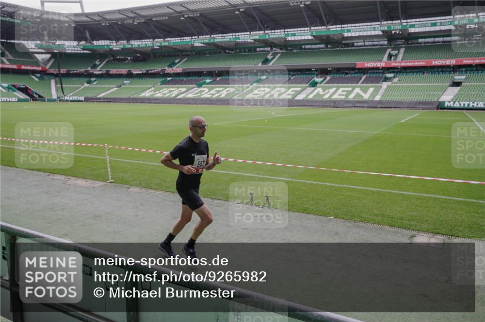 05.10.2025 - 20. swb-Marathon Bremen Michael Burmester http://msf.ph/oto/9265982 05.10.2025 12:24:10 Laufen im Stadion 467, 583, 681, 691, 1117, 1459, 1587, 1714, 44, 291, 1363 meine-sportfotos.de
