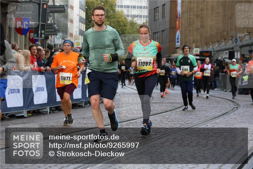 05.10.2025 - 20. swb-Marathon Bremen Strokosch-Dieckow http://msf.ph/oto/9265997 05.10.2025 11:08:16 Ziel 9353, 9401, 9519, 10132, 10866, 11019, 11097, 11232, 11670, 11671 meine-sportfotos.de