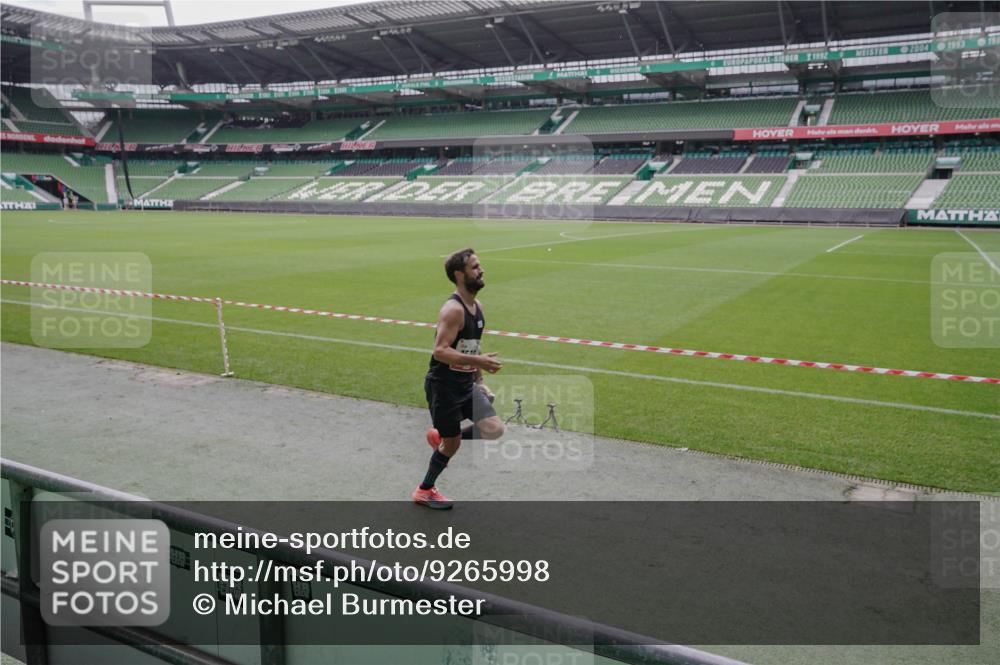 05.10.2025 - 20. swb-Marathon Bremen Michael Burmester http://msf.ph/oto/9265998 05.10.2025 12:24:37 Laufen im Stadion 467, 583, 1459, 1539, 691, 1117, 1587, 1714 meine-sportfotos.de