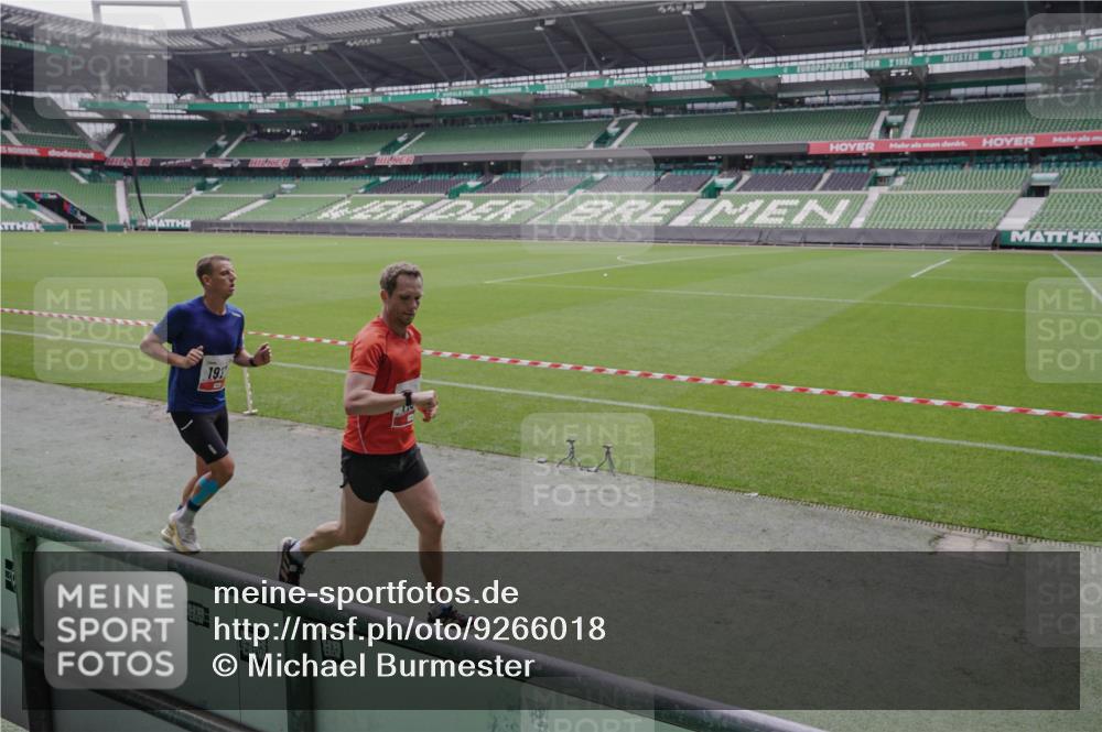 05.10.2025 - 20. swb-Marathon Bremen Michael Burmester http://msf.ph/oto/9266018 05.10.2025 12:25:02 Laufen im Stadion 1162, 1289, 1539, 1921, 467, 583, 1459 meine-sportfotos.de