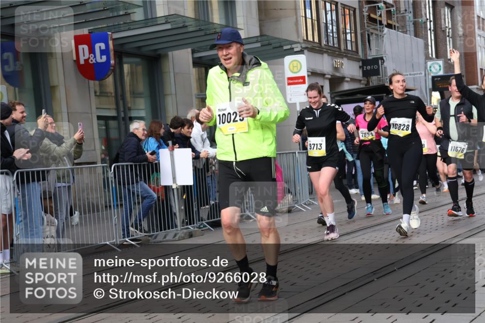 05.10.2025 - 20. swb-Marathon Bremen Strokosch-Dieckow http://msf.ph/oto/9266028 05.10.2025 11:05:05 Ziel 7654, 9210, 9419, 9440, 9515, 9690, 9713, 9752, 9908, 9944, 10025, 10158, 10255, 10289, 10343, 10426, 10437, 10511, 10542, 10828, 10990, 10999, 11064, 11106, 11164, 11501, 11540, 11650, 11676, 11681, 11707, 7654, 9210, 9419, 9440, 9515, 9690, 9713, 9752, 9908, 9944, 10025, 10158, 10255, 10289, 10343, 10426, 10437, 10511, 10542, 10828, 10990, 10999, 11064, 11106, 11164, 11501, 11540, 11650, 11676, 11681, 11707 meine-sportfotos.de