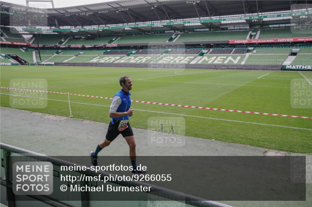 05.10.2025 - 20. swb-Marathon Bremen Michael Burmester http://msf.ph/oto/9266055 05.10.2025 12:25:13 Laufen im Stadion 364, 1162, 1289, 1539, 1921, 467, 583 meine-sportfotos.de