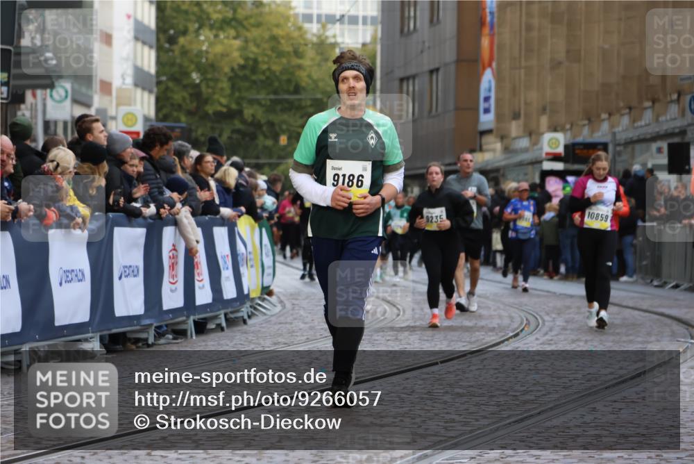 05.10.2025 - 20. swb-Marathon Bremen Strokosch-Dieckow http://msf.ph/oto/9266057 05.10.2025 11:08:19 Ziel 9186, 9353, 9401, 9519, 10132, 11097, 11232, 11671 meine-sportfotos.de