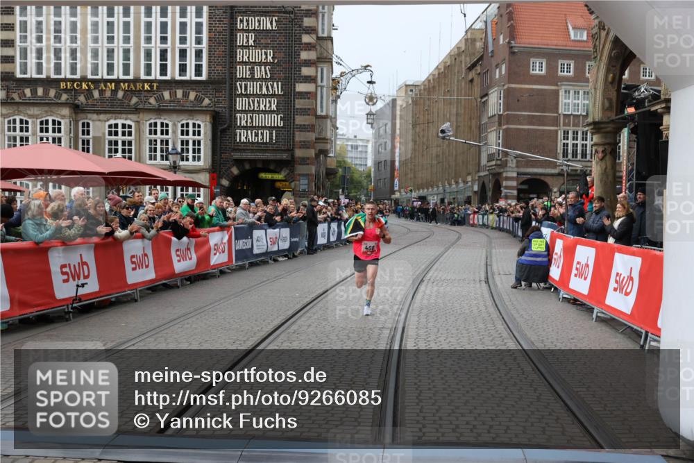 05.10.2025 - 20. swb-Marathon Bremen Yannick Fuchs http://msf.ph/oto/9266085 05.10.2025 12:08:49 Ziel 408 meine-sportfotos.de