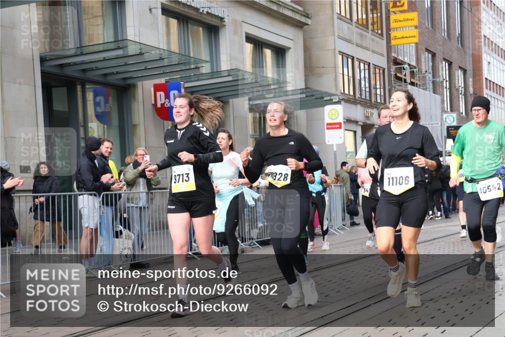 05.10.2025 - 20. swb-Marathon Bremen Strokosch-Dieckow http://msf.ph/oto/9266092 05.10.2025 11:05:07 Ziel 7654, 9210, 9419, 9440, 9515, 9690, 9713, 9752, 9908, 9944, 10025, 10158, 10255, 10289, 10426, 10437, 10511, 10542, 10828, 10990, 10999, 11064, 11106, 11164, 11501, 11540, 11676, 11681, 11707, 7654, 9210, 9419, 9440, 9515, 9690, 9713, 9752, 9908, 9944, 10025, 10158, 10255, 10289, 10426, 10437, 10511, 10542, 10828, 10990, 10999, 11064, 11106, 11164, 11501, 11540, 11676, 11681, 11707 meine-sportfotos.de