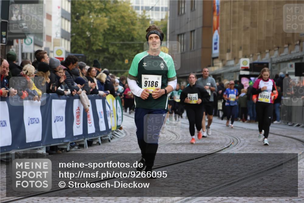 05.10.2025 - 20. swb-Marathon Bremen Strokosch-Dieckow http://msf.ph/oto/9266095 05.10.2025 11:08:19 Ziel 9186, 9353, 9401, 9519, 10132, 11097, 11232, 11671 meine-sportfotos.de