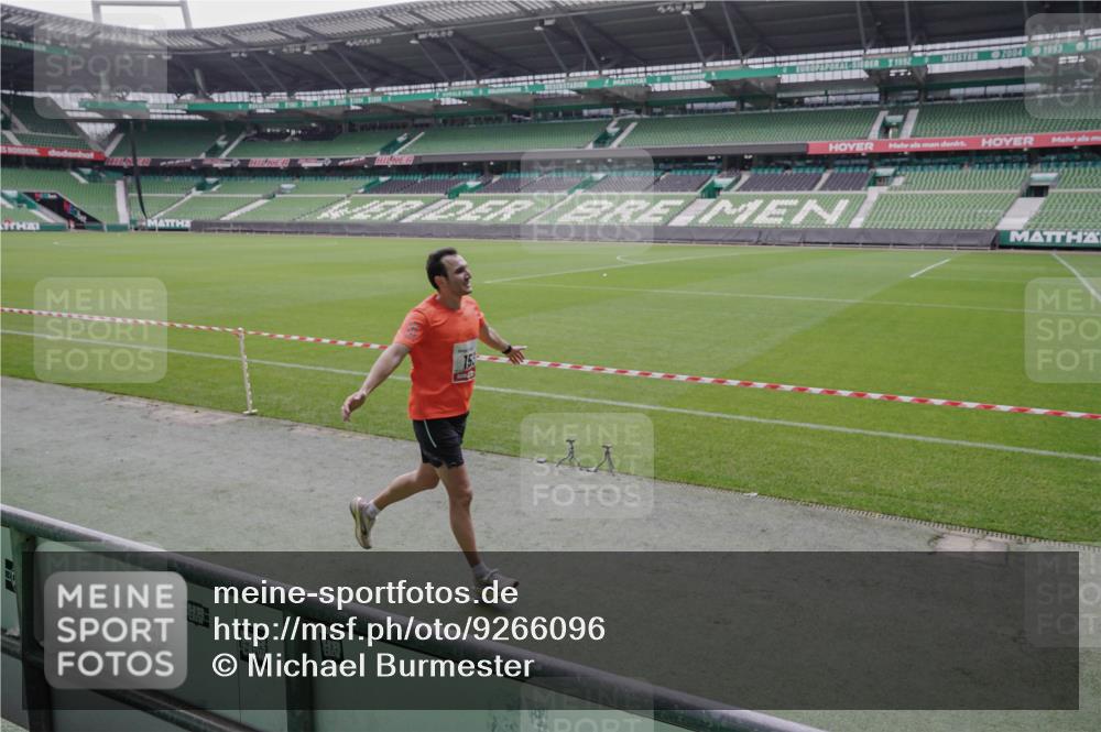 05.10.2025 - 20. swb-Marathon Bremen Michael Burmester http://msf.ph/oto/9266096 05.10.2025 12:25:28 Laufen im Stadion 153, 263, 364, 438, 559, 1068, 1077, 1162, 1289, 1921, 1539 meine-sportfotos.de