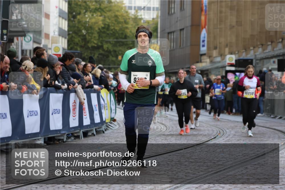 05.10.2025 - 20. swb-Marathon Bremen Strokosch-Dieckow http://msf.ph/oto/9266118 05.10.2025 11:08:19 Ziel 9186, 9353, 9401, 9519, 10132, 11097, 11232, 11671 meine-sportfotos.de