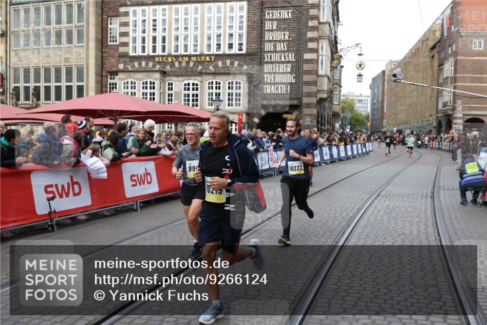05.10.2025 - 20. swb-Marathon Bremen Yannick Fuchs http://msf.ph/oto/9266124 05.10.2025 10:51:19 Ziel 9256, 9287, 9906, 10215, 10222, 10669, 11279 meine-sportfotos.de