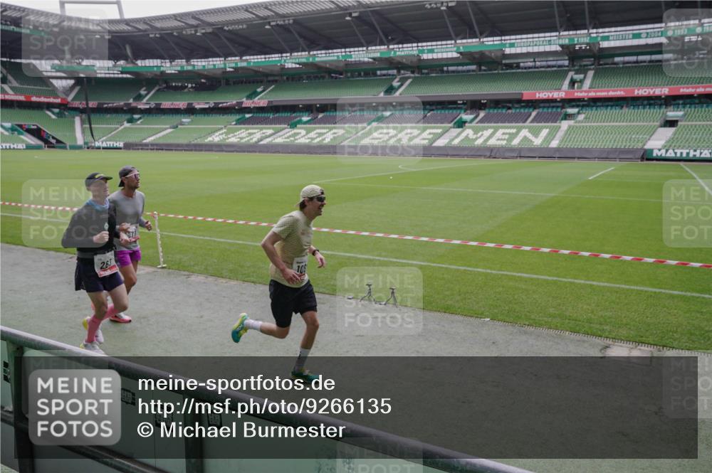 05.10.2025 - 20. swb-Marathon Bremen Michael Burmester http://msf.ph/oto/9266135 05.10.2025 12:25:31 Laufen im Stadion 153, 263, 364, 438, 559, 1068, 1077, 1162, 1289, 1921, 1539 meine-sportfotos.de