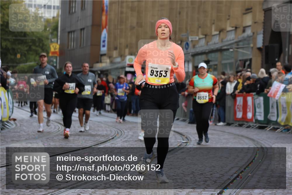 05.10.2025 - 20. swb-Marathon Bremen Strokosch-Dieckow http://msf.ph/oto/9266152 05.10.2025 11:08:21 Ziel 9186, 9353, 9401, 9552, 10132, 11097, 11671 meine-sportfotos.de