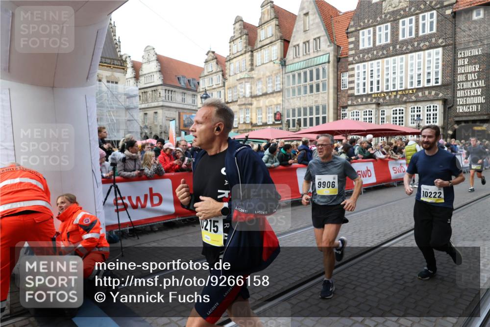 05.10.2025 - 20. swb-Marathon Bremen Yannick Fuchs http://msf.ph/oto/9266158 05.10.2025 10:51:20 Ziel 9256, 9287, 9906, 10215, 10222, 10432 meine-sportfotos.de