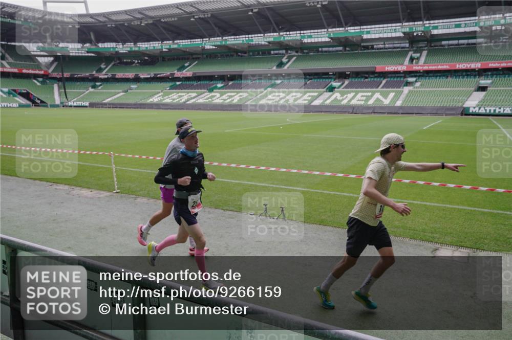 05.10.2025 - 20. swb-Marathon Bremen Michael Burmester http://msf.ph/oto/9266159 05.10.2025 12:25:32 Laufen im Stadion 153, 263, 364, 438, 559, 1068, 1077, 1162, 1289, 1921, 1539 meine-sportfotos.de