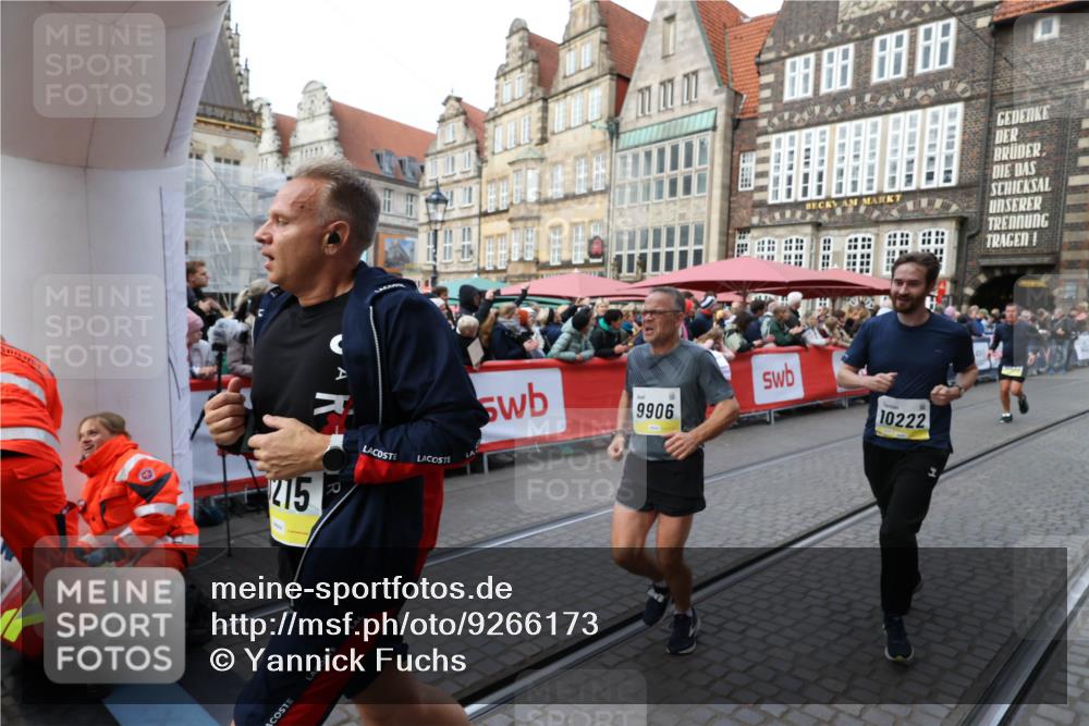 05.10.2025 - 20. swb-Marathon Bremen Yannick Fuchs http://msf.ph/oto/9266173 05.10.2025 10:51:20 Ziel 9256, 9287, 9906, 10215, 10222, 10432 meine-sportfotos.de