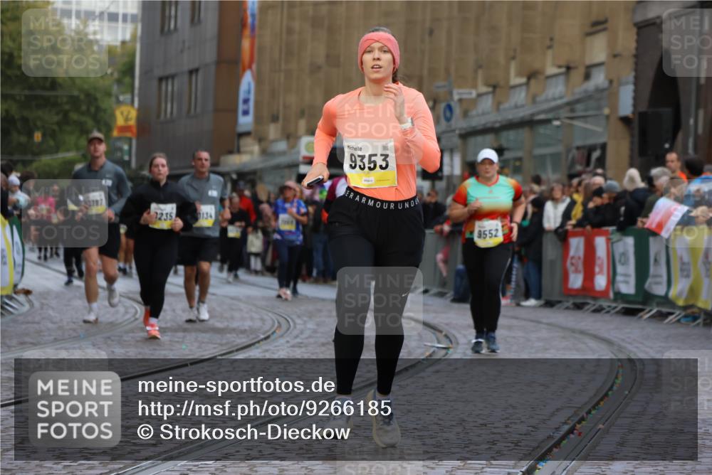 05.10.2025 - 20. swb-Marathon Bremen Strokosch-Dieckow http://msf.ph/oto/9266185 05.10.2025 11:08:21 Ziel 9186, 9353, 9401, 9552, 10132, 11097, 11671 meine-sportfotos.de