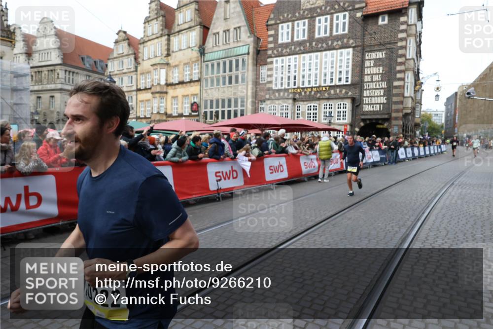 05.10.2025 - 20. swb-Marathon Bremen Yannick Fuchs http://msf.ph/oto/9266210 05.10.2025 10:51:21 Ziel 9906, 10215, 10222, 10432 meine-sportfotos.de