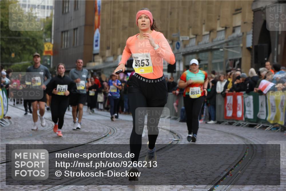 05.10.2025 - 20. swb-Marathon Bremen Strokosch-Dieckow http://msf.ph/oto/9266213 05.10.2025 11:08:21 Ziel 9186, 9353, 9401, 9552, 10132, 11097, 11671 meine-sportfotos.de