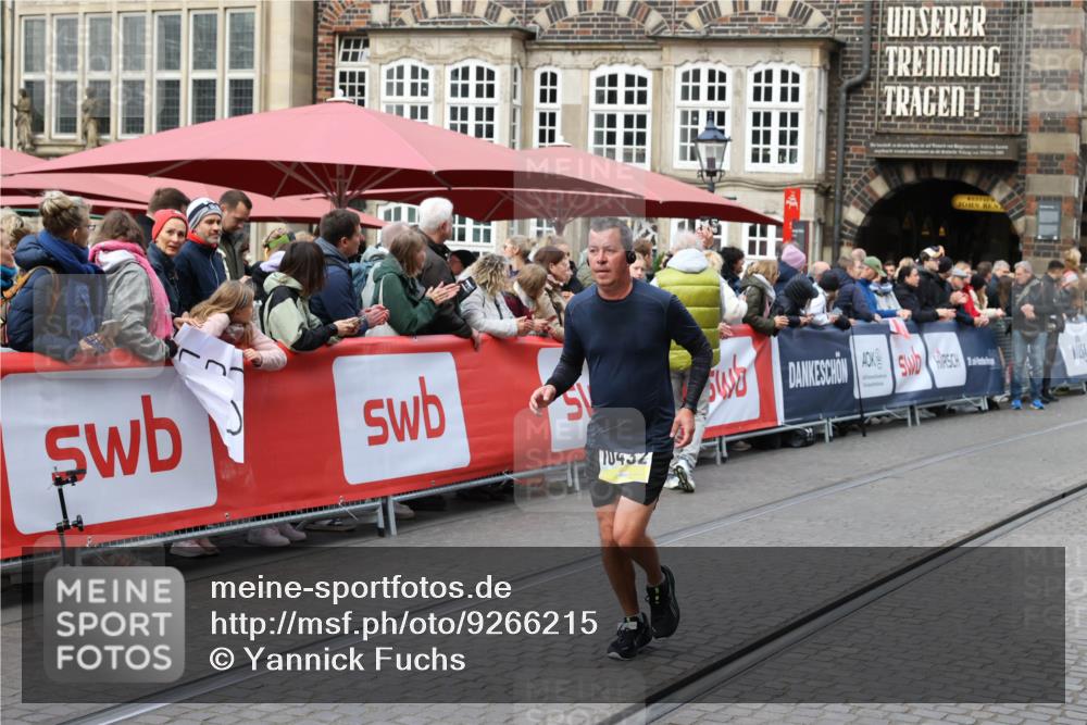 05.10.2025 - 20. swb-Marathon Bremen Yannick Fuchs http://msf.ph/oto/9266215 05.10.2025 10:51:21 Ziel 9906, 10215, 10222, 10432 meine-sportfotos.de
