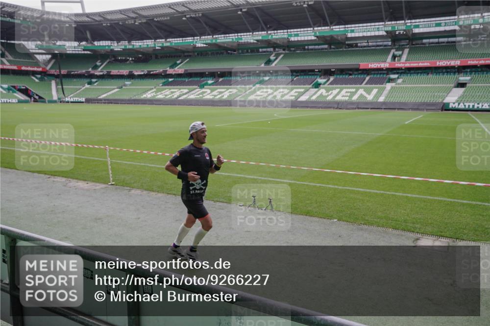 05.10.2025 - 20. swb-Marathon Bremen Michael Burmester http://msf.ph/oto/9266227 05.10.2025 12:25:52 Laufen im Stadion 153, 263, 364, 438, 559, 765, 923, 1068, 1077, 1289, 1643, 1162, 1921 meine-sportfotos.de