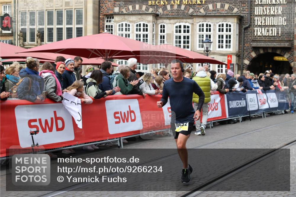 05.10.2025 - 20. swb-Marathon Bremen Yannick Fuchs http://msf.ph/oto/9266234 05.10.2025 10:51:21 Ziel 9906, 10215, 10222, 10432 meine-sportfotos.de