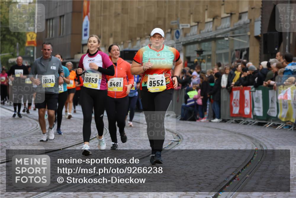 05.10.2025 - 20. swb-Marathon Bremen Strokosch-Dieckow http://msf.ph/oto/9266238 05.10.2025 11:08:24 Ziel 9186, 9235, 9353, 9481, 9552 meine-sportfotos.de