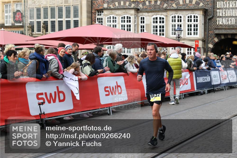 05.10.2025 - 20. swb-Marathon Bremen Yannick Fuchs http://msf.ph/oto/9266240 05.10.2025 10:51:21 Ziel 9906, 10215, 10222, 10432 meine-sportfotos.de