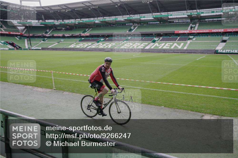 05.10.2025 - 20. swb-Marathon Bremen Michael Burmester http://msf.ph/oto/9266247 05.10.2025 12:26:00 Laufen im Stadion 5, 7, 153, 263, 364, 438, 559, 765, 923, 1068, 1077, 1155, 1289, 1618, 1643, 1162, 1289, 1921 meine-sportfotos.de