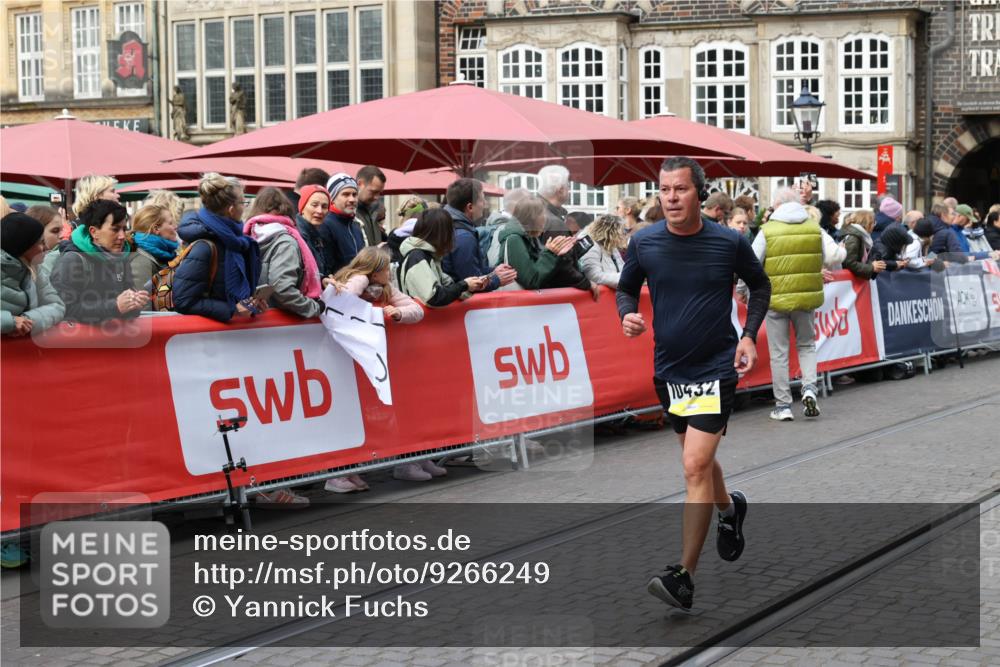 05.10.2025 - 20. swb-Marathon Bremen Yannick Fuchs http://msf.ph/oto/9266249 05.10.2025 10:51:21 Ziel 9906, 10215, 10222, 10432 meine-sportfotos.de