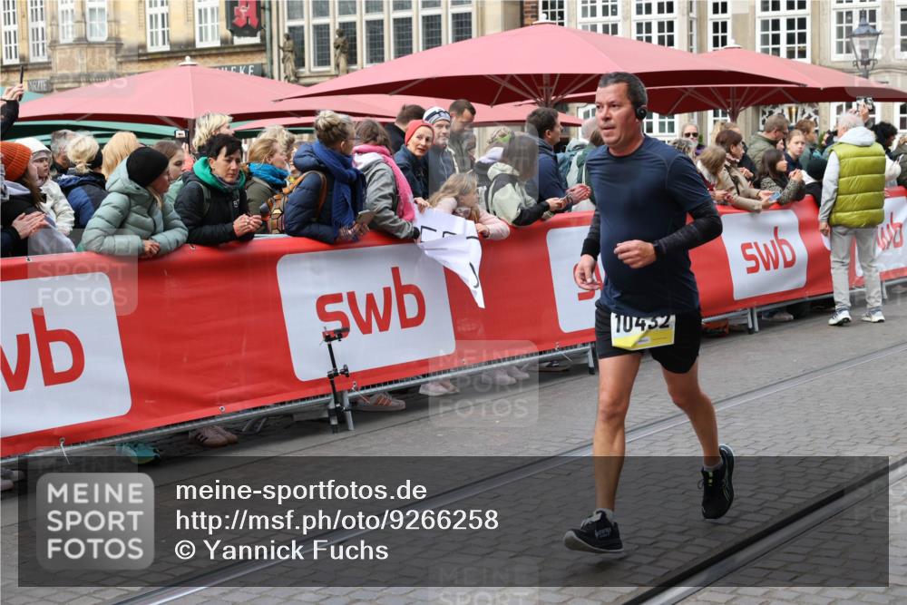 05.10.2025 - 20. swb-Marathon Bremen Yannick Fuchs http://msf.ph/oto/9266258 05.10.2025 10:51:22 Ziel 9906, 10215, 10222, 10432 meine-sportfotos.de