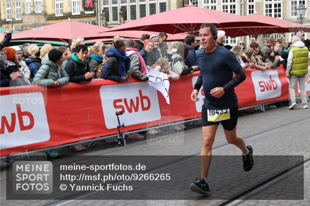 05.10.2025 - 20. swb-Marathon Bremen Yannick Fuchs http://msf.ph/oto/9266265 05.10.2025 10:51:22 Ziel 9906, 10215, 10222, 10432 meine-sportfotos.de