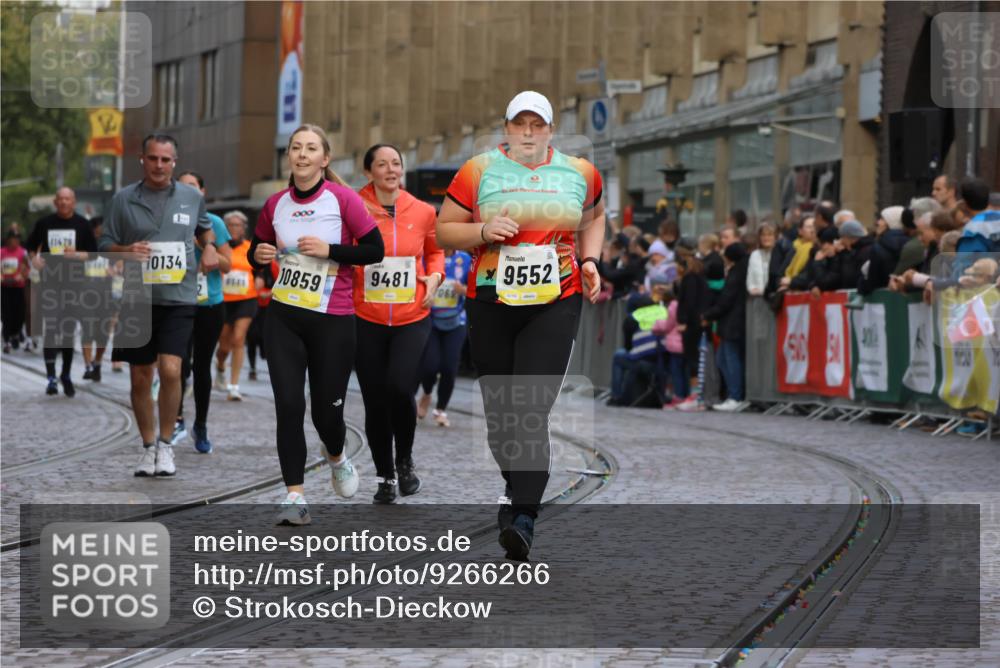 05.10.2025 - 20. swb-Marathon Bremen Strokosch-Dieckow http://msf.ph/oto/9266266 05.10.2025 11:08:24 Ziel 9186, 9235, 9353, 9481, 9552 meine-sportfotos.de