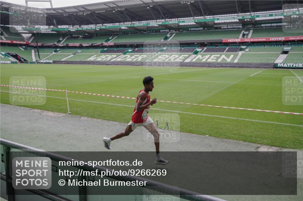 05.10.2025 - 20. swb-Marathon Bremen Michael Burmester http://msf.ph/oto/9266269 05.10.2025 12:26:01 Laufen im Stadion 5, 7, 153, 263, 364, 438, 559, 765, 923, 1068, 1077, 1155, 1618, 1643, 1162, 1289, 1921 meine-sportfotos.de