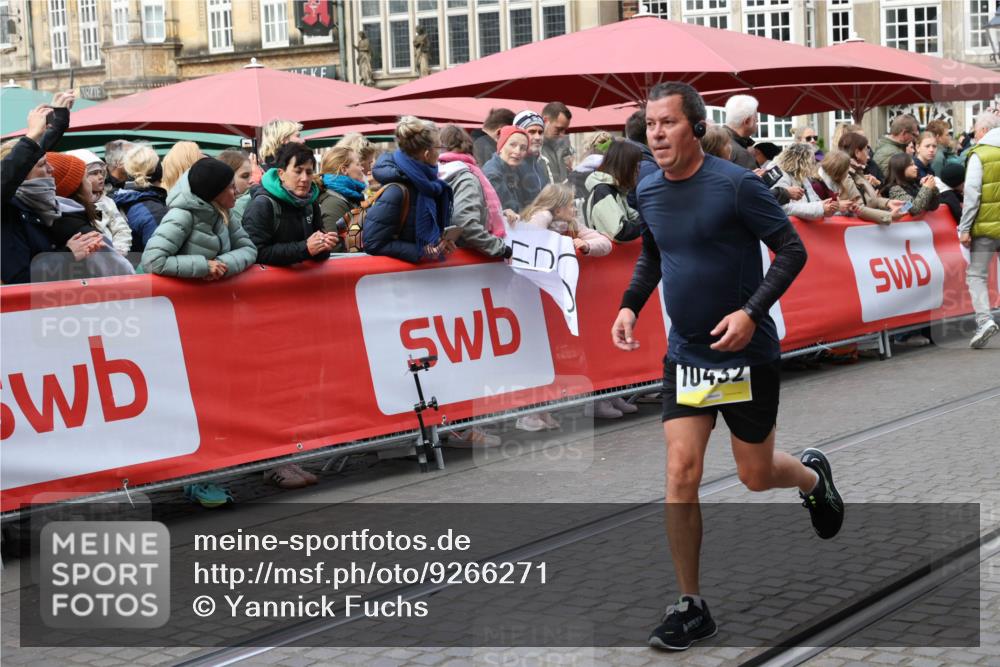 05.10.2025 - 20. swb-Marathon Bremen Yannick Fuchs http://msf.ph/oto/9266271 05.10.2025 10:51:22 Ziel 9906, 10215, 10222, 10432 meine-sportfotos.de